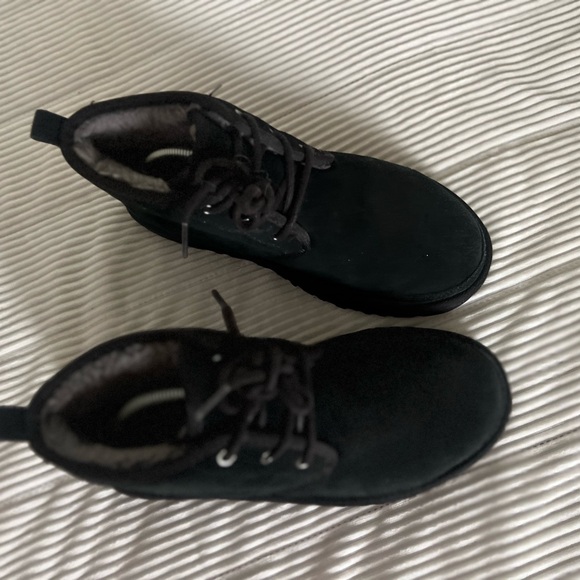 UGG Australia Neumel Chukka Boot for Men, Size 8  Black Lace up great condition - Picture 2 of 9